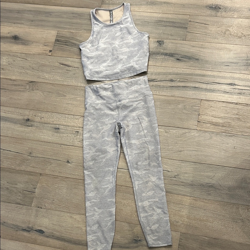 Vuori workout set small bottoms medium top